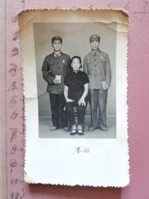 老照片：手拿红宝书的母子3人合影（2个儿子是解放军战士，戴像章）尺寸：6×10cm、春城照相馆