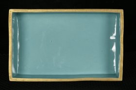 清乾隆黄地珐琅彩描金雕刻开窗婴戏纹粉盒
规格10.5厘米X18厘米X12厘米