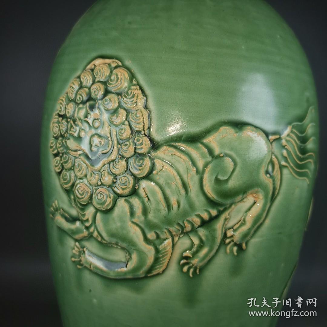 宋代吉州窑绿釉雕工狮子纹梅瓶,釉色饱满温润 工艺复杂精湛. 1p