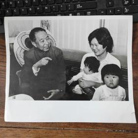 超大尺寸：1980年，华国锋出访日本，在日本工人家庭参观做客（1071号）