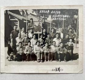 1969年 紧跟毛主席 永远干革命！欢送七平制学校教师回原籍工作！
手捧毛主席大幅画像，胸戴毛主席像章 手持红宝书...红色时代色彩浓厚！