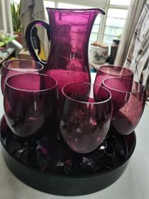 怀旧民俗老物件~~~~~~~老高脚玻璃杯一套，5 件高脚玻璃杯+酒壶+承盘。【保存完好，无磕碰】紫色高脚玻璃杯一套！