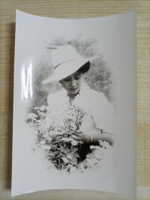 【同一来源】约九十年代摄影师齐建国（未署名）拍摄《手捧鲜花的戴帽美女》原版（18.2*12.6cm）黑白照片1张