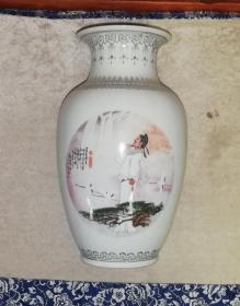 白瓷花瓶：李白《望庐山瀑布》画意
