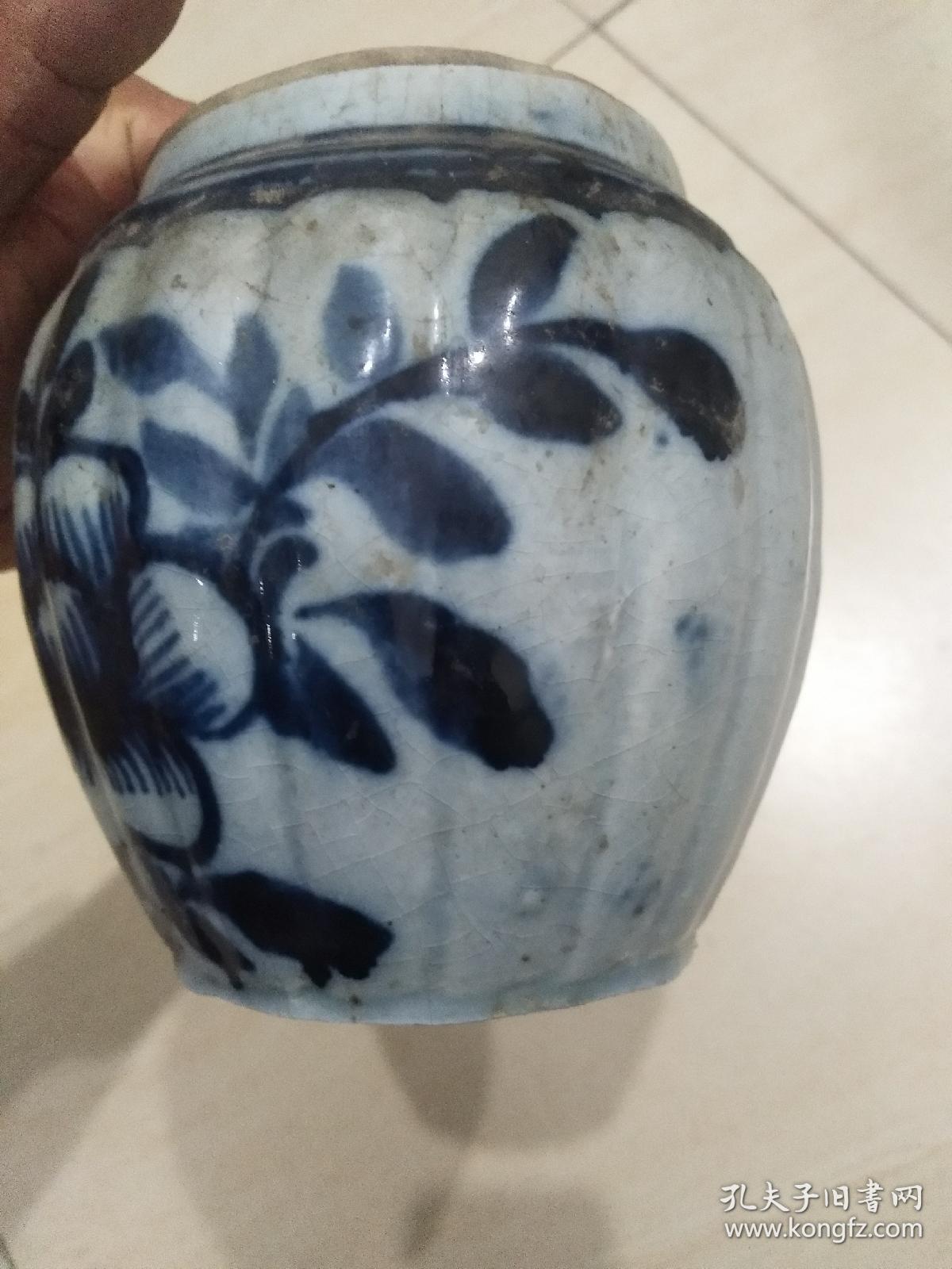 磁州窑青花瓜棱罐