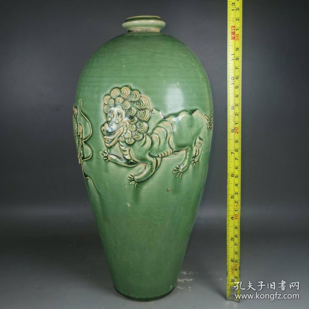 宋代吉州窑绿釉雕工狮子纹梅瓶,釉色饱满温润 工艺复杂精湛. 1p