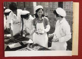 著名禽蛋之乡-安徽省霍邱县外贸局 长集禽蛋厂青年工人包装鲜蛋特色老照片