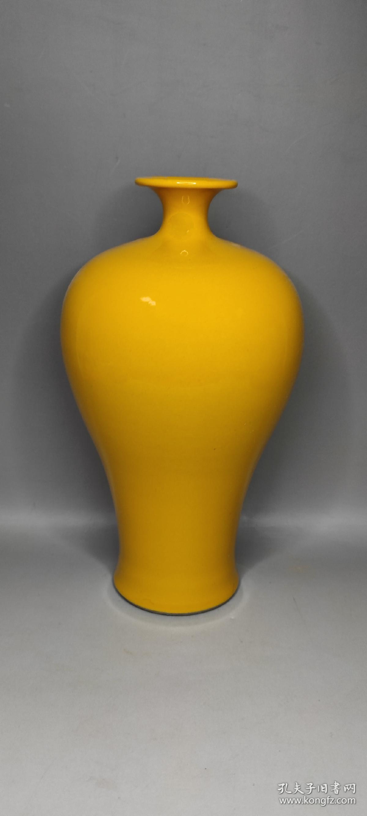 清代 单色釉瓷器黄釉梅瓶器形典雅 梅瓶是传统名瓷 梅瓶是一种小口 短颈 丰肩 瘦底 圈足的瓶式 以口小只能插梅枝而得名 是高档器形 适合会所 茶室 案头陈设 直径11 5cm 高21cm 孔夫子旧书网