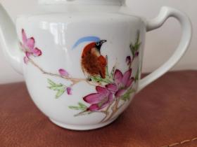 六十年代景德镇光明瓷厂粉彩花鸟茶壶，精美手绘，瓷质细腻，底款中国景德镇9。