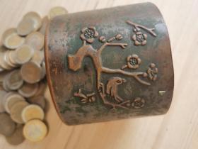 外国钱币80枚加一个老旧紫铜带花装币盒。盒尺寸：直径9厘米，高7.3厘米。