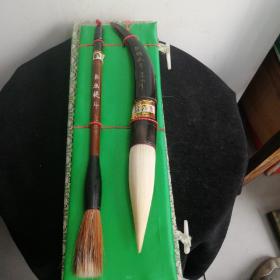 老毛筆，江南湖筆兩支合售（大號筆是牛角桿）牛角筆桿長16厘米，出峰9厘米。書畫提斗，桿長20，出峰5厘米，筆頭打開了（具體請閱圖）
