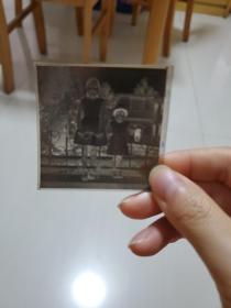 90年代开封市汴京公园照相馆相片袋＋姐妹合影，三岁男孩女孩留念照。底片4张