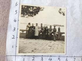 (外交人员相册)民国时期1947年?干部湖边合影照片