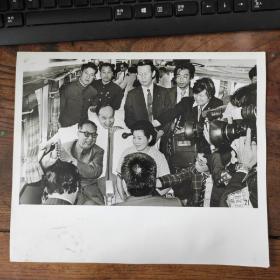 超大尺寸：1980年，华国锋出访日本，乘坐铁路新干线火车并接受记者采访（1071号）