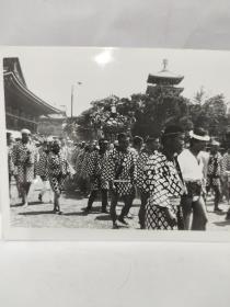 新华社老照片：传统的东京三社祭（《异国风情》专栏之二十）卢琰源摄影，1987年第0899号