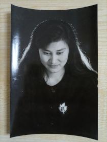 【同一来源】约九十年代摄影师齐建国（未署名）拍摄《带胸针的长发美女》原版（16.8*11.4cm）黑白照片1张