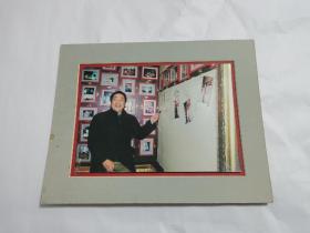 中国内地相声演员 主持人姜昆签名时候拍摄老照片（16.6厘米✘
11.5厘米）