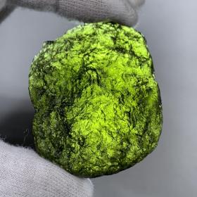 捷克陨石是一种玻璃陨石，无磁性
规格5.3×4.1×1.1厘米 净重37.7克