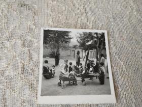 1956年【邓颖超同志来郑州视察时与妇联会同志合影】、1950年【郑州市第一个幼儿园孩童玩乐】2张合售！14/9.8厘米，6/6厘米