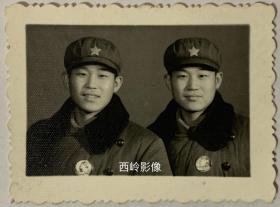 【文革老照片】文革时期两个胸配毛主席像章的军人合影（毛像徽章有点大）.