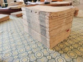 清道光广顺但氏开雕朱墨套印《聊斋志异新评》十六册全;但明伦，贵州广顺人；嘉庆二十四年进士，授翰林院编修，历任御史、湖南省、浙江省乡试主考官和会试同孝官。现存最早的《聊斋志异》刻本为清乾隆三十一年赵起杲的青柯亭本，但氏刻本即以此为底本，除保留初版篇目和王渔洋的点评外，复刊加入其所撰