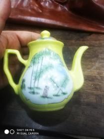 民国江西瓷业公司开窗黄釉小茶壶一只，画工之精令人叹为观止，存于翠竹苑