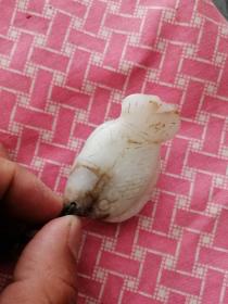 二十年的老朋友惠让清代传世和田白玉双鱼佩，古代交通运输不便，开采技术落后，和田玉硬度极高，全部手工雕刻难度之大，彰显古玉之珍贵