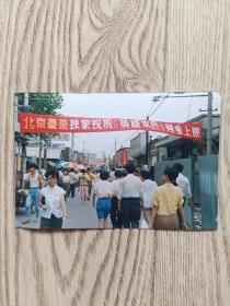 高军摄影:隆福寺街的过街广告照片