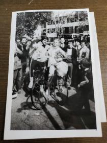 新华社老照片：骑自行车度蜜月 孙国维摄影  1986年第1967号。