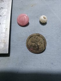 晚清铜扣料扣料珠三件。