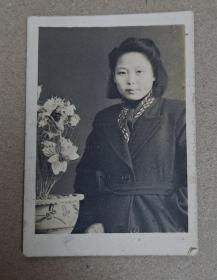 民国时期 1947年 民国年轻淡雅女子黑白老照片一张
