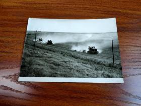 原版老照片: 在处女地上开垦的拖拉机（著名摄影家 岳国芳 拍摄并签名 20.2厘米Х14.5厘米）