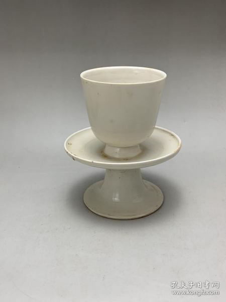 九五品完好商品描述:本藏品为唐代邢窑高足茶盏,胎薄透光,邢窑典型