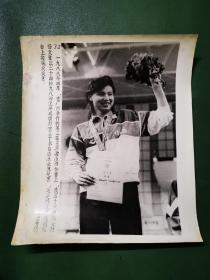 老照片：1988年4月在广州举行的第三届亚洲游泳锦标赛上，杨文意打破五十米世界纪录