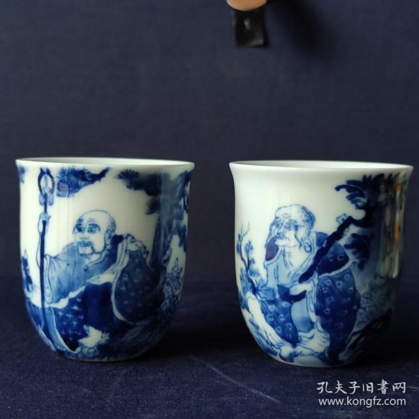 大清康熙年制青花達摩杯子一對，畫工漂亮，高6.5寬6.5cm.