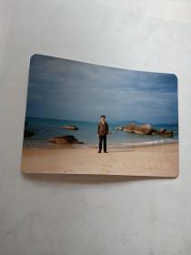 1987年彩色照片【1男于海边石头旁】