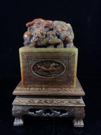 旧藏 寿山石雕刻《母子貔貅》四面雕刻四大神兽纹大印章，包浆浑厚自然，纯手工刻印，。名家制作，落款：古泥
尺寸：高13/10/10厘米
重量：5.6斤