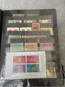 香港澳门古典早期邮票册一本 邮票小型张共约789张左右。很多新票 成套邮票 高值票等等 比较难找。老集邮家收藏册一本 很多一套几十元 便宜出 先到先得 不议价