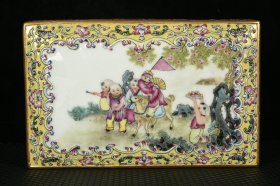 清乾隆黄地珐琅彩描金雕刻开窗婴戏纹粉盒
规格10.5厘米X18厘米X12厘米