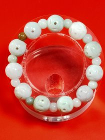 翡翠糯种圆形路路通手串(30086) 规格：13mm 重量：50g 种色好，水头足，玉质细腻，雕工精美，佩戴效果佳。