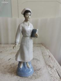 文革時期護士雕塑擺件一個，做工精細漂亮，題材少見，品相完好
