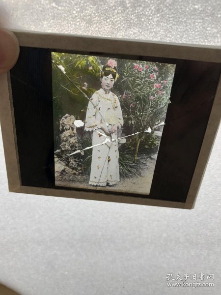婉容,民国玻璃幻灯片,末代皇后婉容影像,手工上色,有严重破裂痕,整件