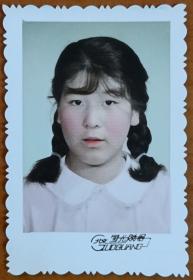 七八十年代北京国光照相馆拍摄《粉红少女半身照》原版小尺寸（7*4.7cm）手工上色老照片1张