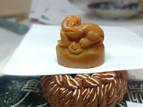 海东清（别署怡庵） 篆刻鸟虫篆印章《长乐》，老挝石，尺寸：3.2*1.9*3，作品得自作者本人，保真。【包邮快递】