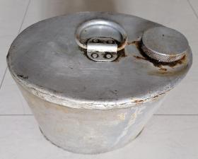 铝椭圆形油桶（老式手工制做，7、80年代用来装食用油，铝油桶净重4.2斤）仅供收藏
