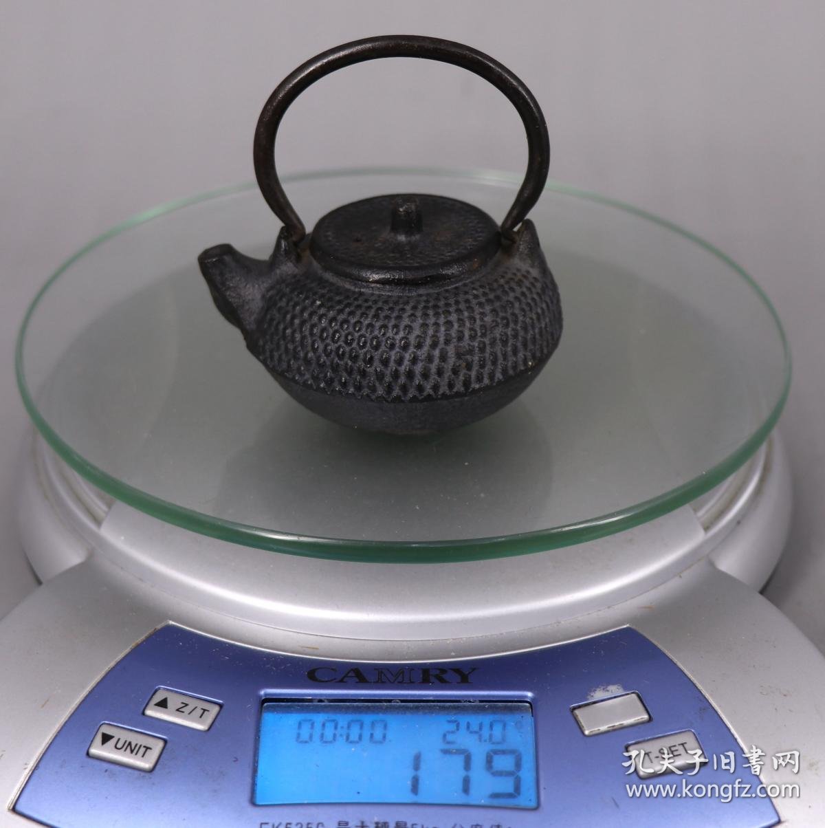 【图】未使用品 日本购回《日本 特制 南部铁器 乳丁纹“玲珑 铁壶”》此把“玲珑 铁壶 ”纯手工制作,铁壶本场名产,铁壶直径6.1CM,含提梁 ...