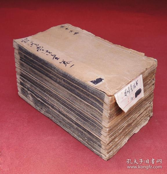 清代末年珂罗版《戏鸿堂法书》存原装13册，合订12厚册，精美白纸，书品好。大16开本，为明代著名刻帖。牌记：戏鸿堂法书。董其昌审定，新学会社珍藏。本帖是由明代董其昌选辑晋、唐、宋、元名家书迹及旧刻本镌成。取南朝梁袁昂《古今书评》“钟繇书意气密丽，若飞鸿戏海，舞鹤游天”语义。摹刻平生所见晋唐以来法书。亦省称“戏鸿”