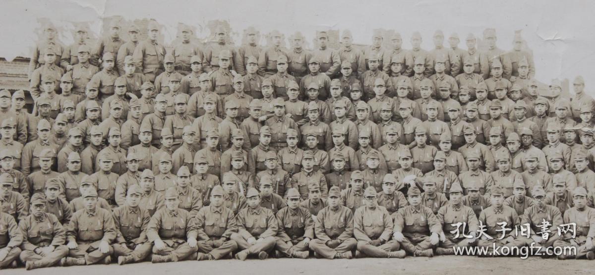 【图】民国照片:贵州省遵义市绥阳县的独立混成第三十六旅团通信队编成纪念合影,前排的日军军官握着军刀,1944年3月1日,尺寸很大,26