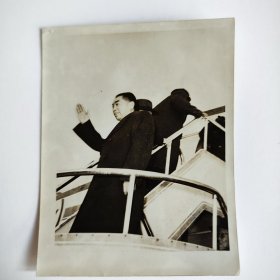 1959年 周恩来总理率领中共代表团云莫斯科 总理在机门前同前来送行的人们告别 著名摄影家孟庆彪 拍摄 非七八十年代翻拍重洗 背有新华社蓝色文字