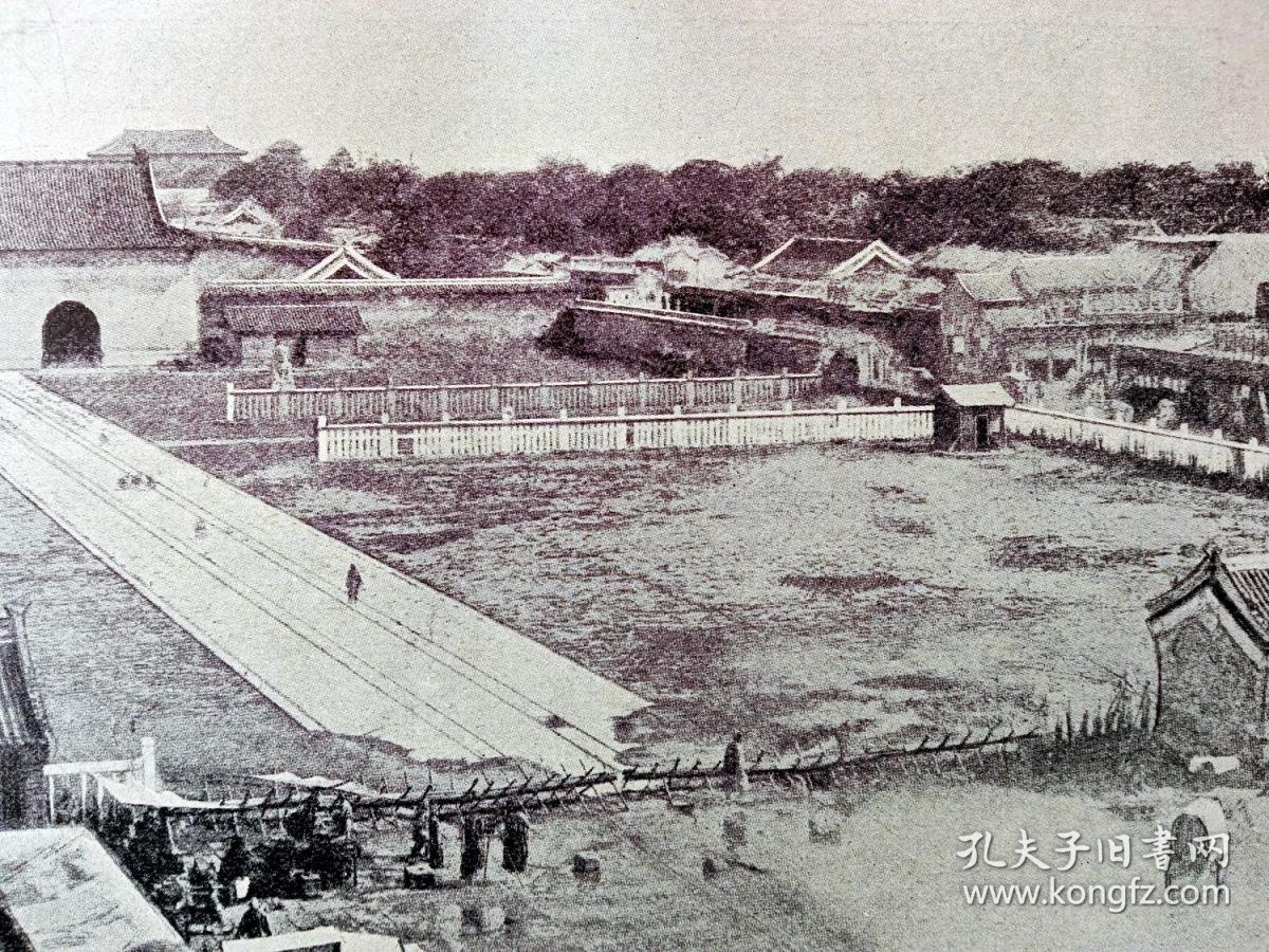 【图】1895年书页照片《清代北京城:1.紫禁城南门:大清门与御道广场(中华门,毛泽东纪念堂原址);2.国子监大型琉璃坊牌坊(是全国唯一专门为 ...